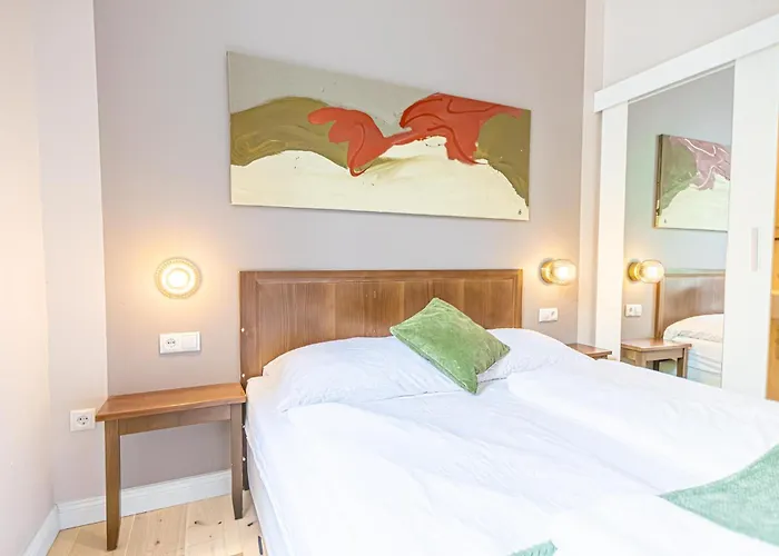 1 Aprt & 5 Stylish Rooms, Comfort & Convenience Combined *