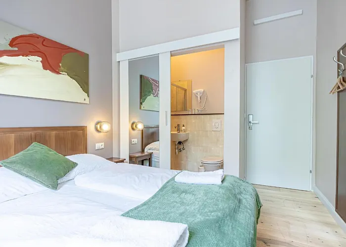 1 Aprt & 5 Stylish Rooms, Comfort & Convenience Combined