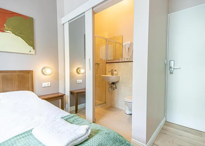Appartement 1 Aprt & 5 Stylish Rooms, Comfort & Convenience Combined *