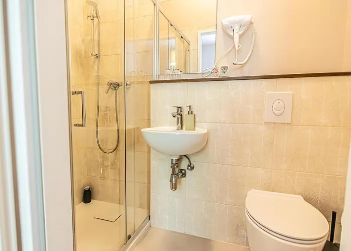 Appartement 1 Aprt & 5 Stylish Rooms, Comfort & Convenience Combined