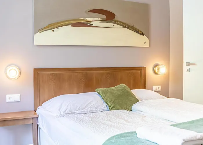 1 Aprt & 5 Stylish Rooms, Comfort & Convenience Combined