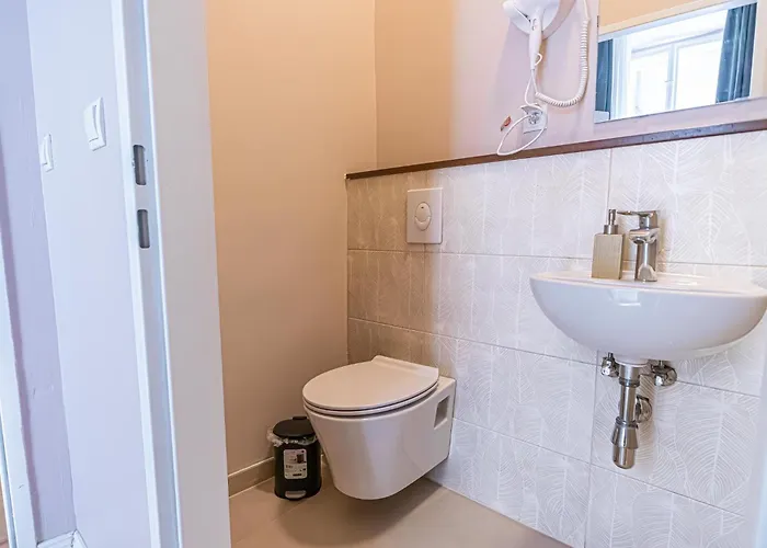 Appartement 1 Aprt & 5 Stylish Rooms, Comfort & Convenience Combined