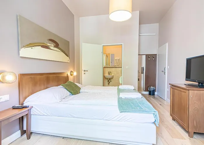 Appartement 1 Aprt & 5 Stylish Rooms, Comfort & Convenience Combined *
