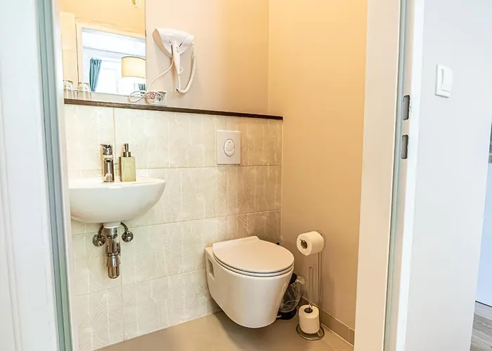 Appartement 1 Aprt & 5 Stylish Rooms, Comfort & Convenience Combined *