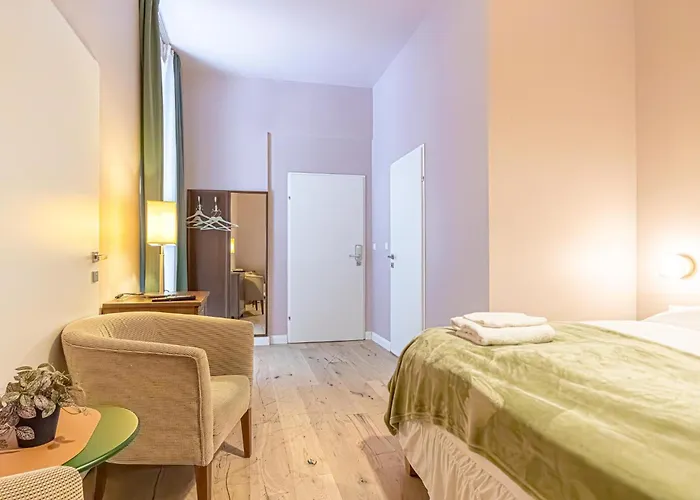 1 Aprt & 5 Stylish Rooms, Comfort & Convenience Combined *