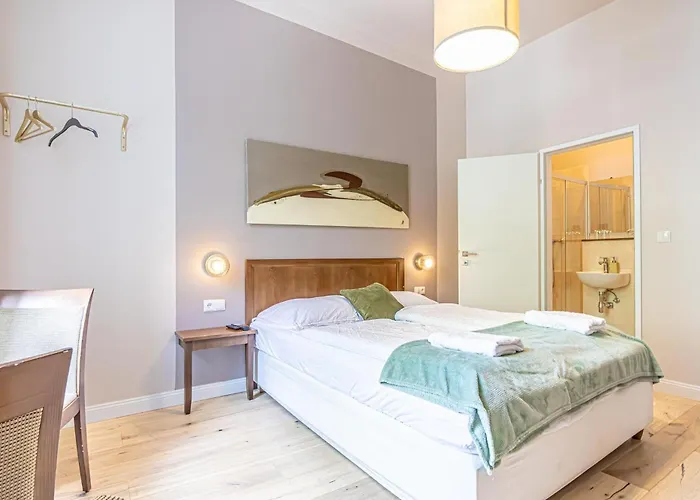 Appartement 1 Aprt & 5 Stylish Rooms, Comfort & Convenience Combined *