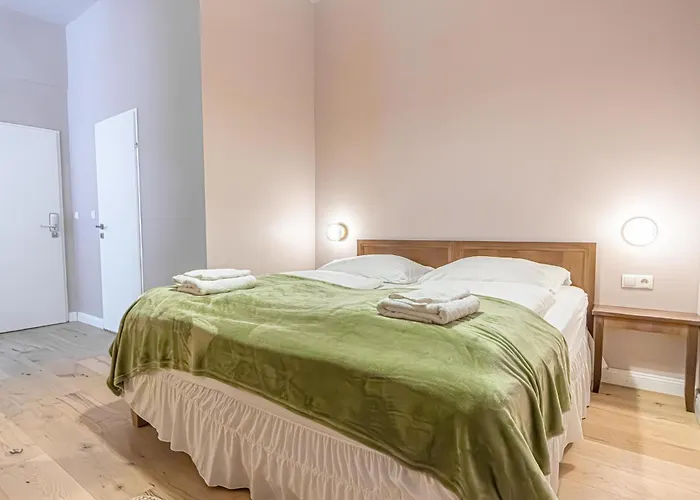 Appartement 1 Aprt & 5 Stylish Rooms, Comfort & Convenience Combined *
