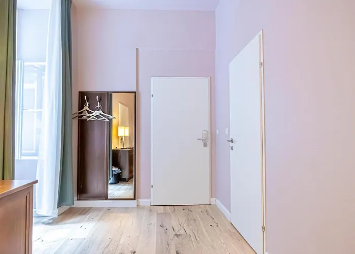 1 Aprt & 5 Stylish Rooms, Comfort & Convenience Combined *