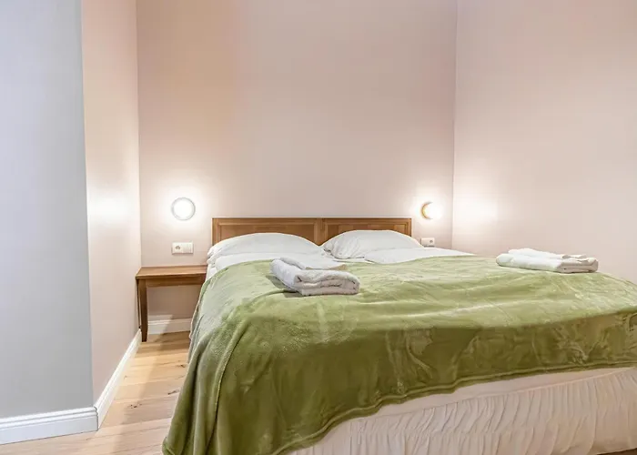 1 Aprt & 5 Stylish Rooms, Comfort & Convenience Combined