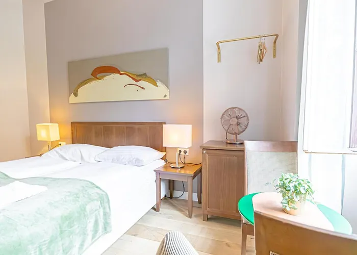 Appartement 1 Aprt & 5 Stylish Rooms, Comfort & Convenience Combined