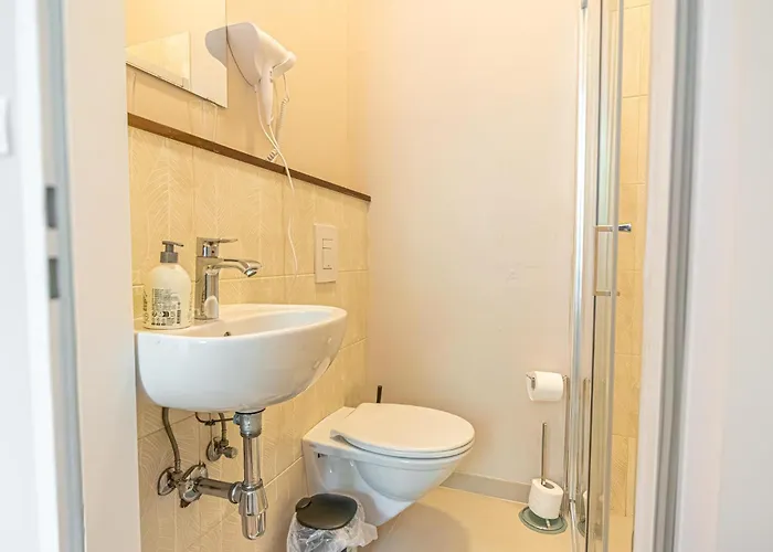 1 Aprt & 5 Stylish Rooms, Comfort & Convenience Combined Appartement