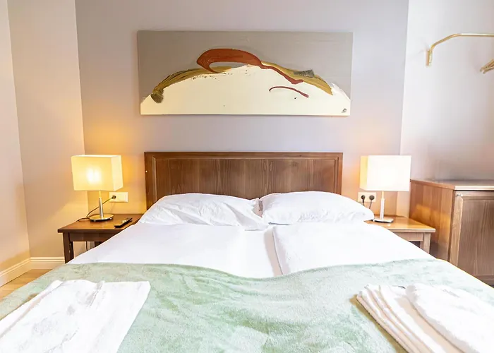 1 Aprt & 5 Stylish Rooms, Comfort & Convenience Combined