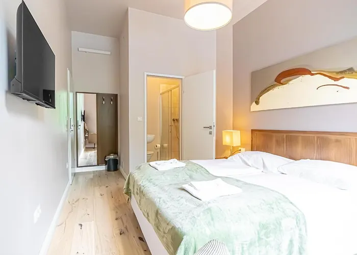 1 Aprt & 5 Stylish Rooms, Comfort & Convenience Combined *