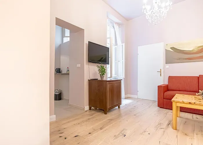 Appartement 1 Aprt & 5 Stylish Rooms, Comfort & Convenience Combined
