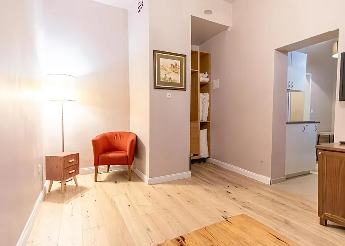 1 Aprt & 5 Stylish Rooms, Comfort & Convenience Combined *