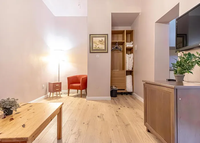Appartement 1 Aprt & 5 Stylish Rooms, Comfort & Convenience Combined *