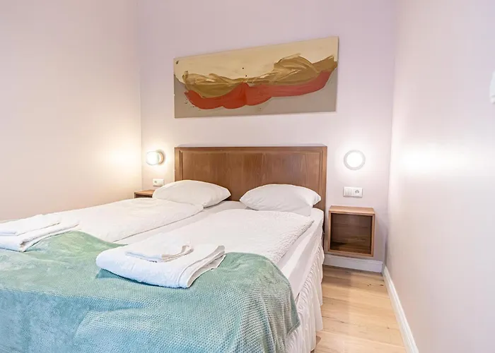 1 Aprt & 5 Stylish Rooms, Comfort & Convenience Combined