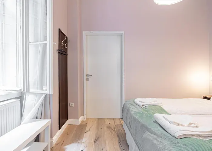 1 Aprt & 5 Stylish Rooms, Comfort & Convenience Combined *