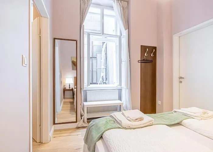 Appartement 1 Aprt & 5 Stylish Rooms, Comfort & Convenience Combined