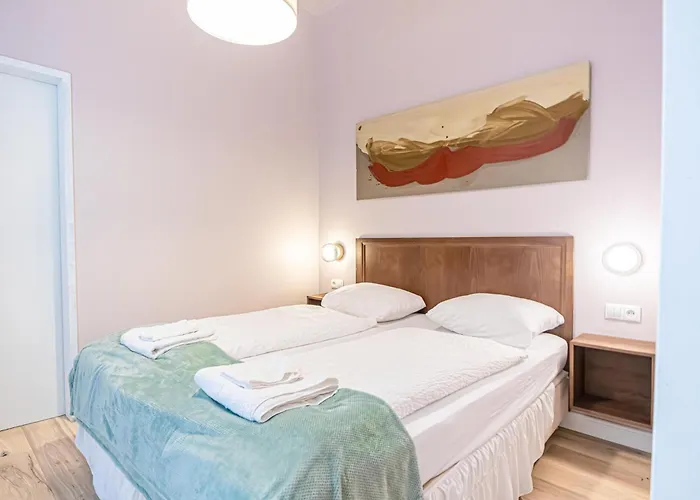 1 Aprt & 5 Stylish Rooms, Comfort & Convenience Combined