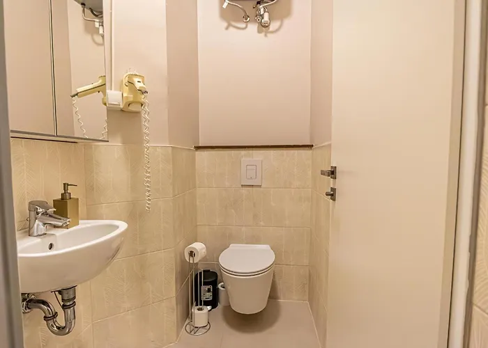 1 Aprt & 5 Stylish Rooms, Comfort & Convenience Combined