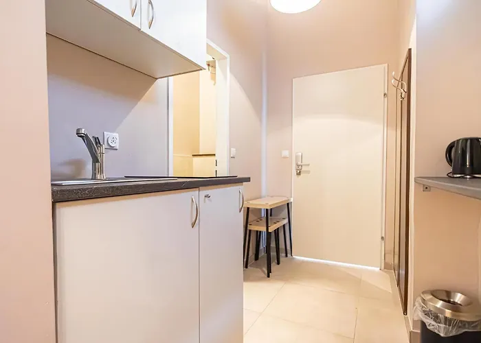 1 Aprt & 5 Stylish Rooms, Comfort & Convenience Combined *